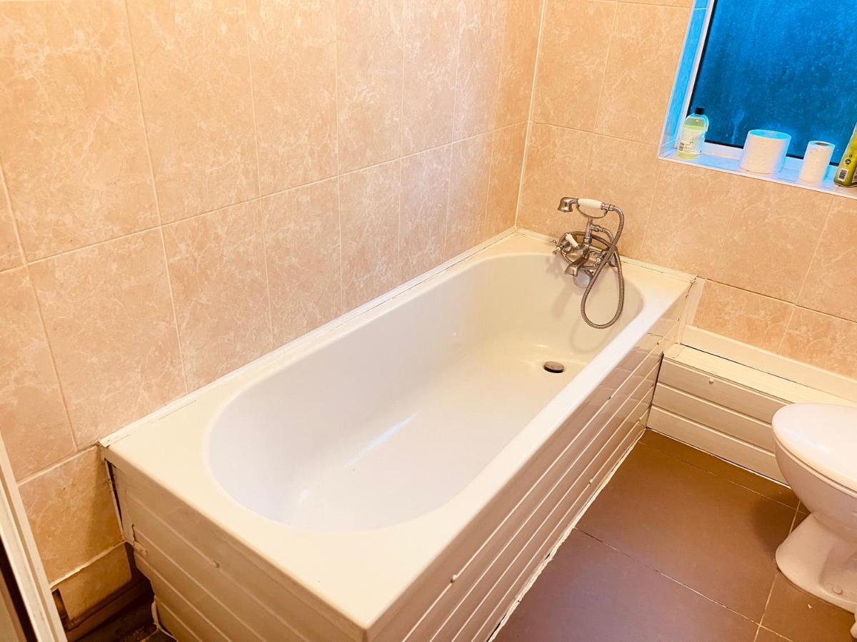 3 Bedroom Holiday House,Close To M6-Express Way To Centre Birmingham Luaran gambar