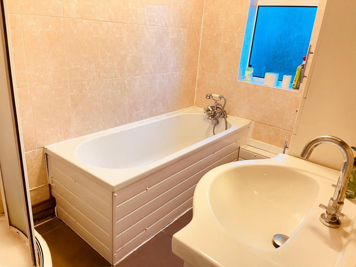 3 Bedroom Holiday House,Close To M6-Express Way To Centre Birmingham Luaran gambar